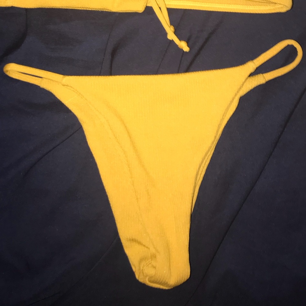 Yellow bikini - Picture 2 of 2
